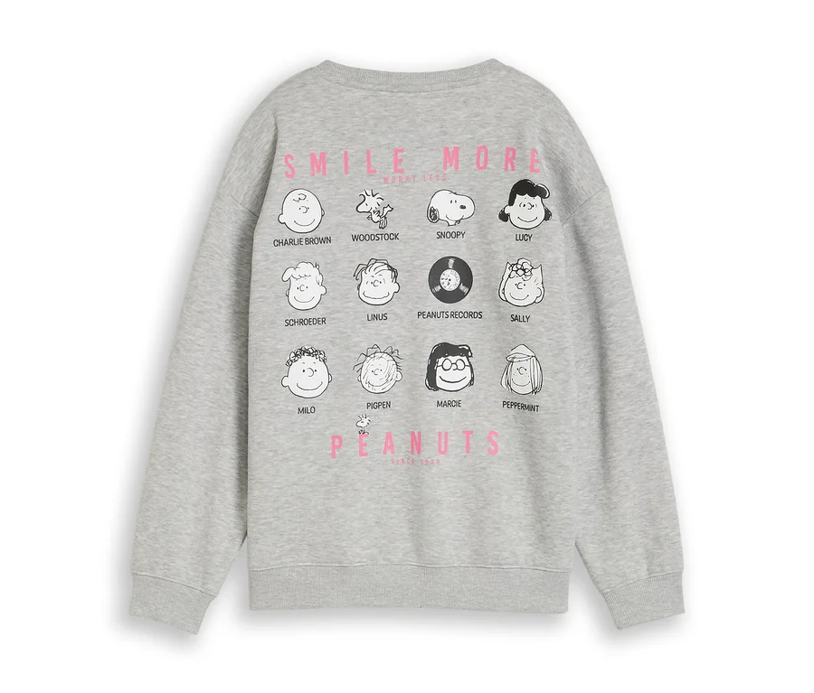 Sweat-shirt gris avec un imprimé rose et noir des personnages Peanuts au dos. En haut, il est écrit "SMILE MORE WORRY LESS", en dessous se trouvent 12 personnages Peanuts et un logo "Peanuts Records" avec leurs noms, et en bas "PEANUTS SINCE 1950".