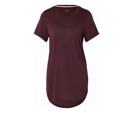 Un t-shirt bordeaux à manches courtes avec un ourlet arrondi est posé sur un fond blanc.