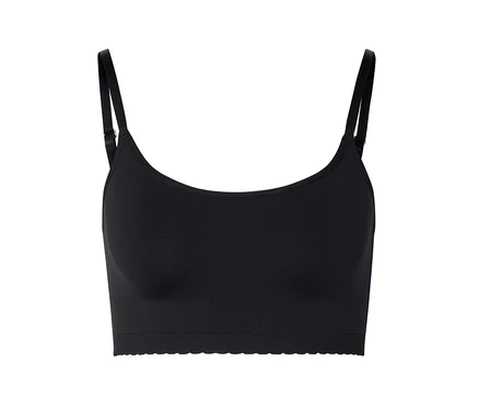 Soutien-gorge noir à fines bretelles et bande inférieure côtelée sur fond blanc.