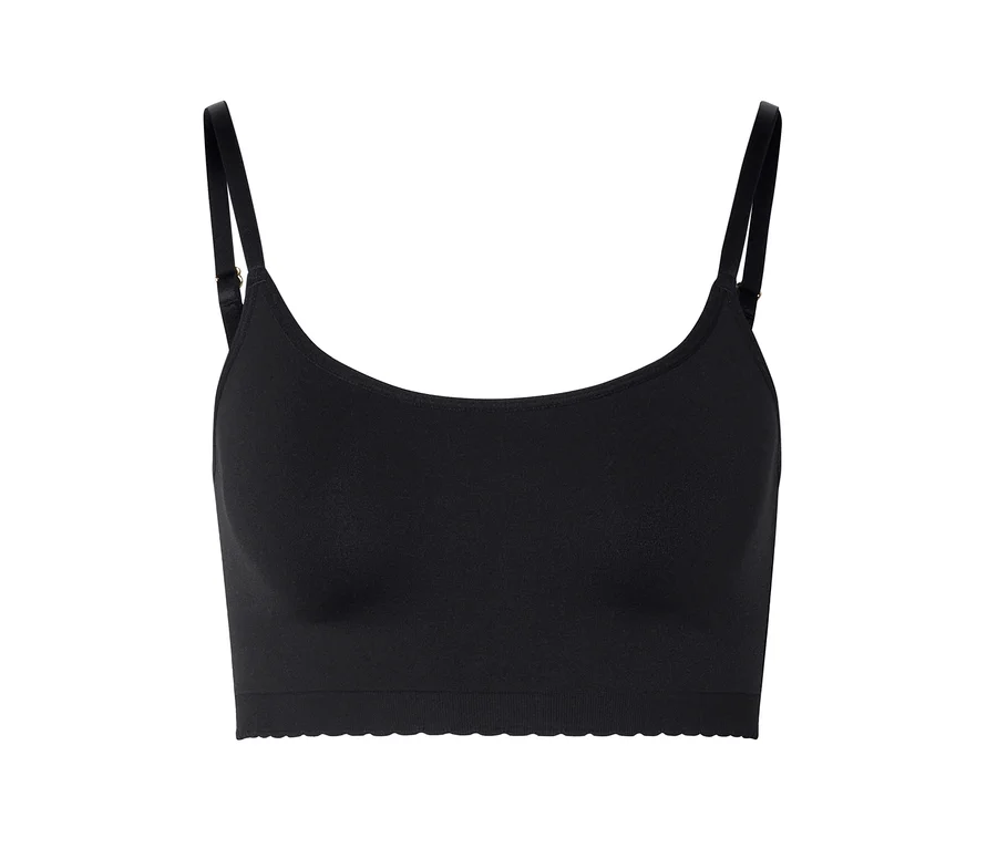 Soutien-gorge noir à fines bretelles et bande inférieure côtelée sur fond blanc.
