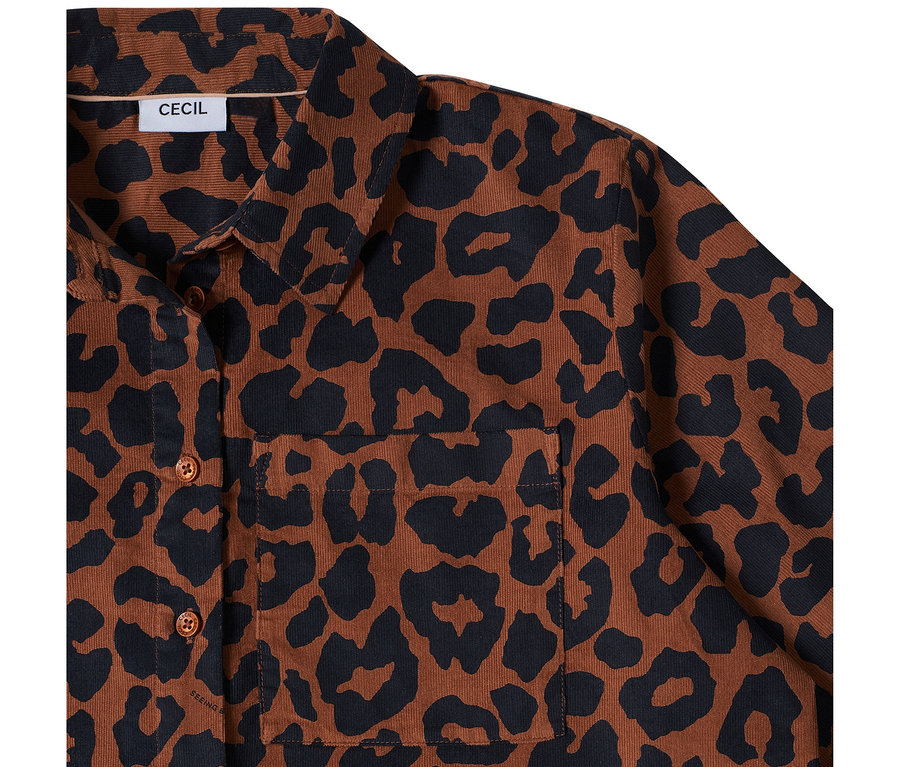Chemisier CECIL à motif léopard marron et noir, avec col, patte de boutonnage et poche poitrine.
