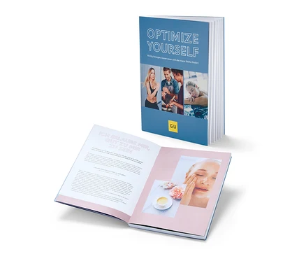 Deux exemplaires du livre « Optimize Yourself », un fermé et un ouvert.