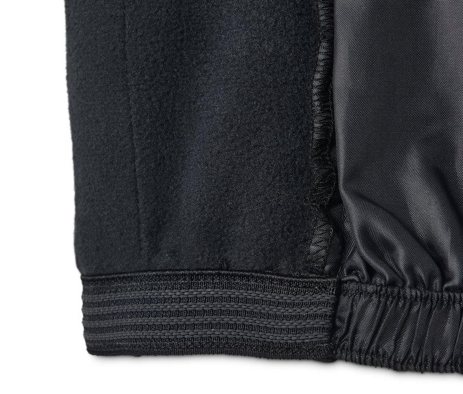 Gros plan sur un pantalon de ski noir.