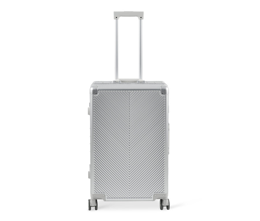 Une valise en aluminium argentée de taille moyenne avec une poignée extensible.