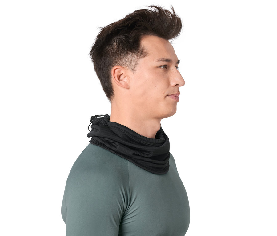 Un homme de profil portant un foulard thermique multifonction noir.