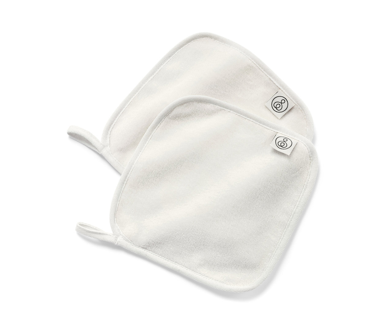 Deux 2 lingettes démaquillantes blanches sont posées l'une sur l'autre.