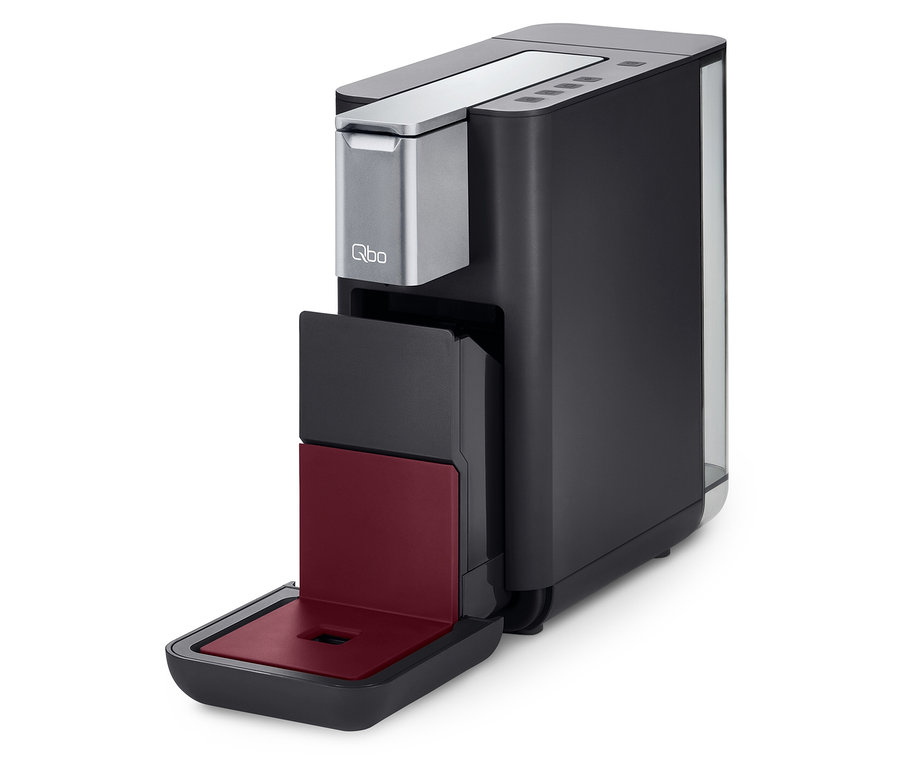 Machine à café Qbo ESSENTIAL Dark Berry avec réceptacle à capsules ouvert.