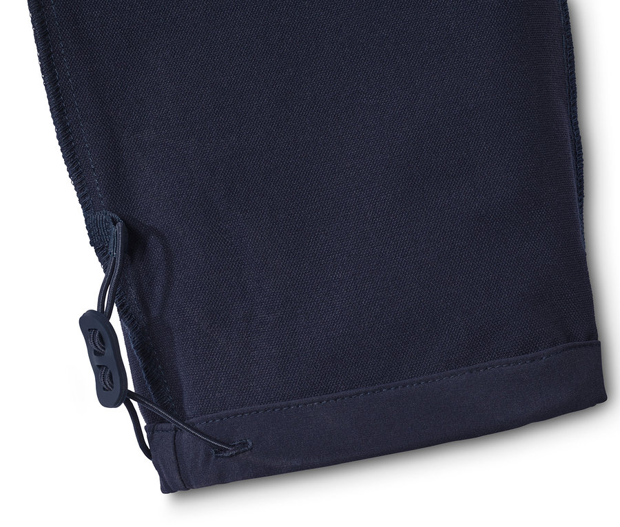 Détail d'un pantalon de jogging softshell bleu foncé avec cordon de serrage.