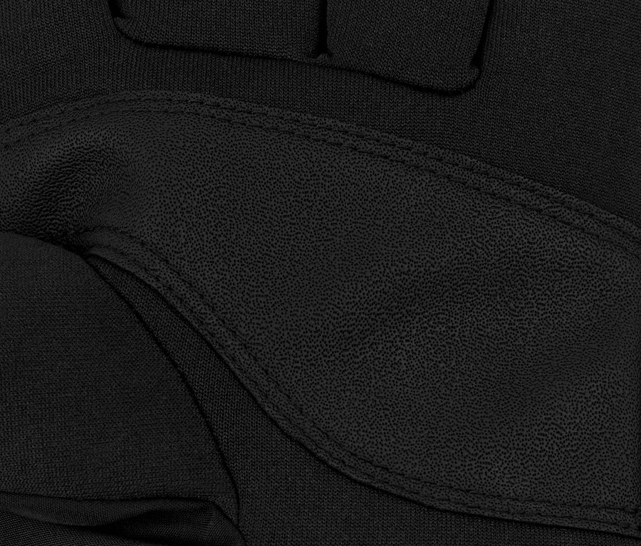Gros plan sur un gant en softshell noir.