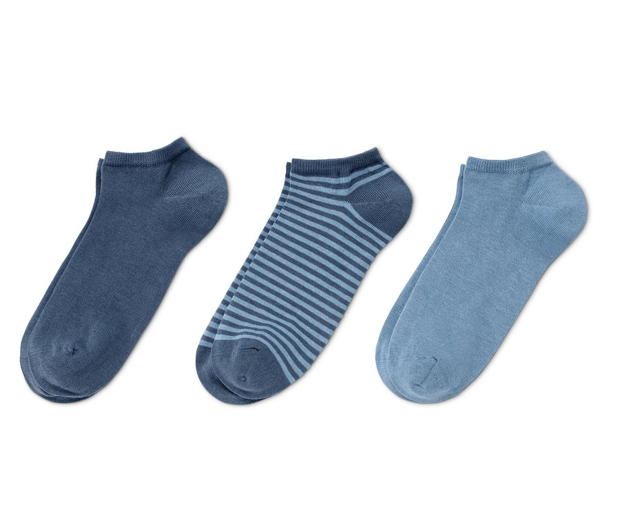 Trois paires de socquettes de sport bleues.