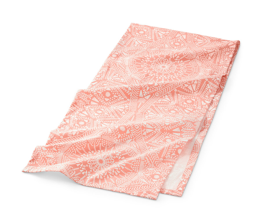 Chemin de table couleur pêche avec un motif mandala.