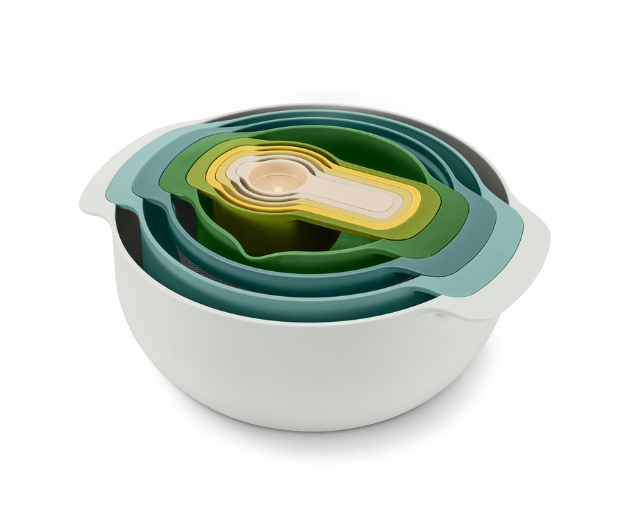 Un ensemble de bols mélangeurs « Editions Nest™9 Plus » de Joseph Joseph, empilés les uns dans les autres.