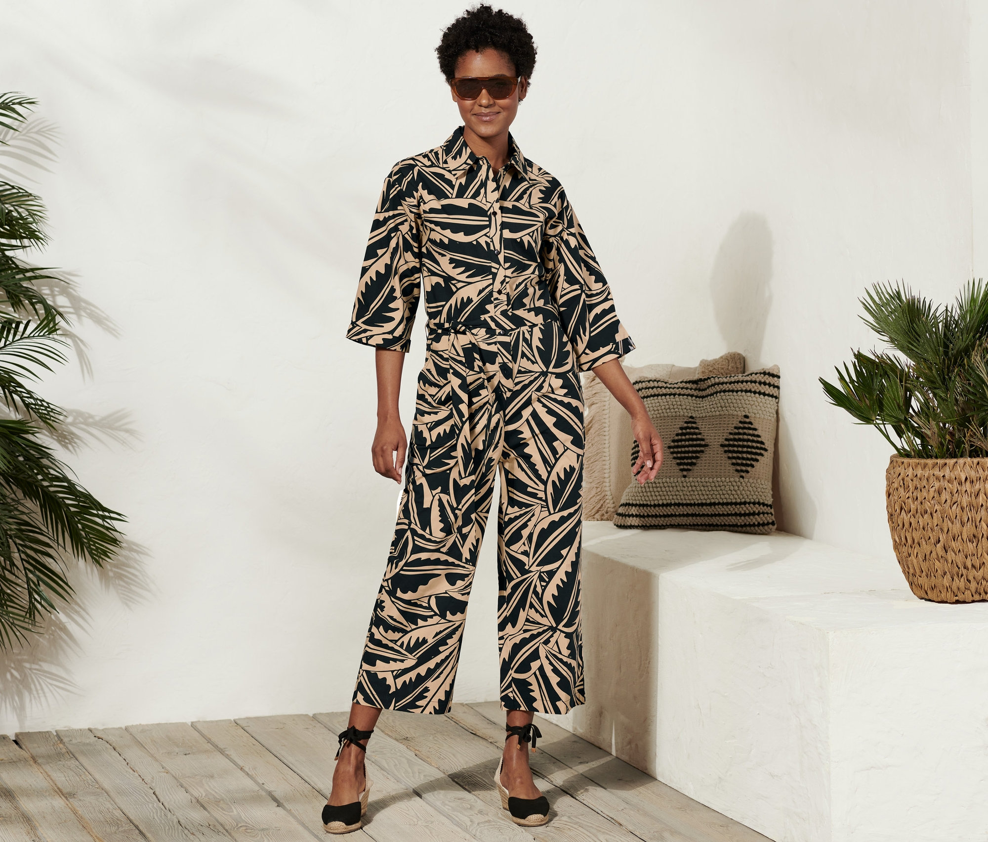 Femme posant dans une salopette en popeline avec imprimé intégral.