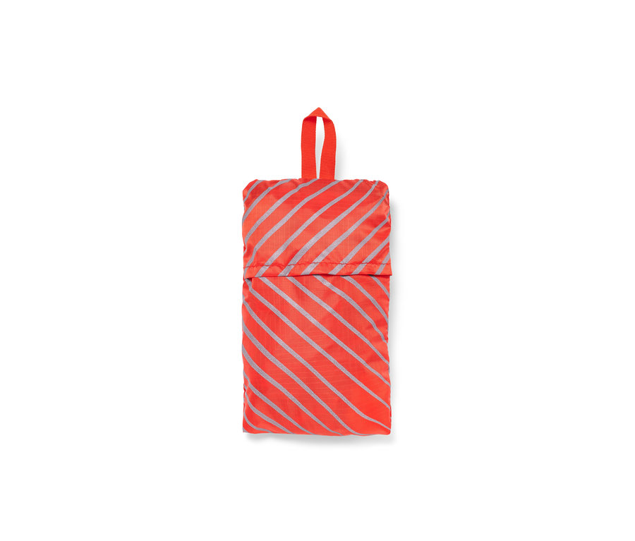 Une housse de pluie pour sac à dos orange pliée avec des rayures grises.