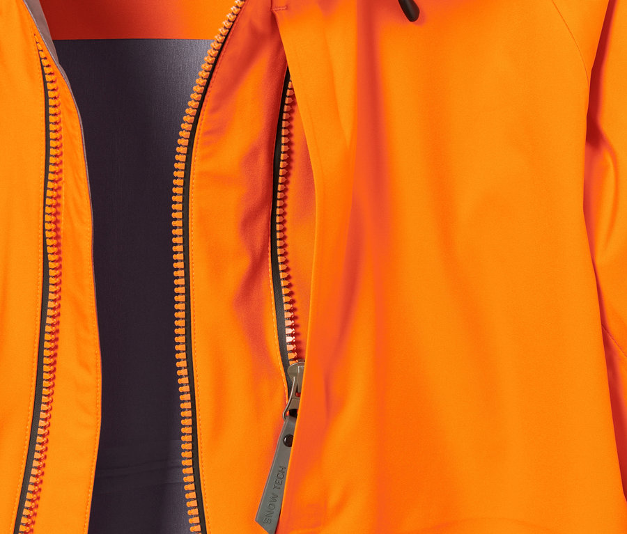 Gros plan sur une veste de ski hardshell orange avec une fermeture éclair ouverte.