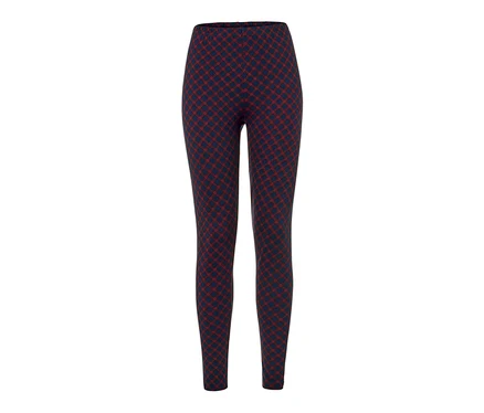 Legging douillet à carreaux sur fond blanc.
