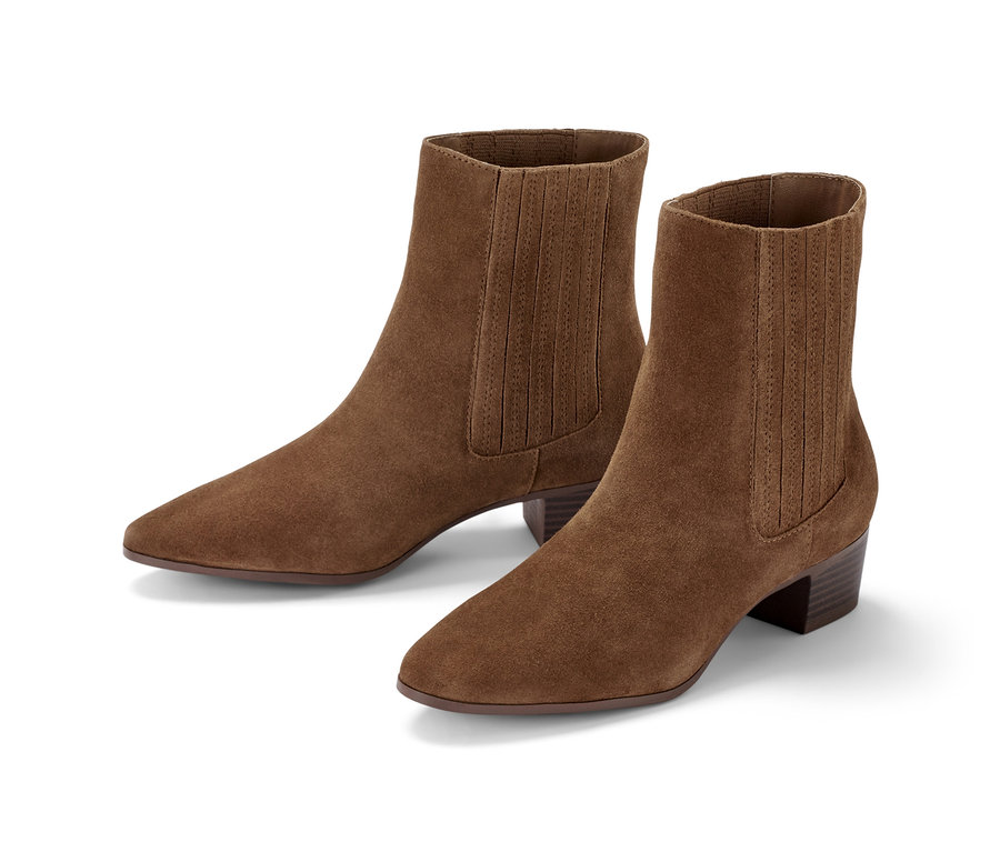 Deux bottines marron en cuir velours.