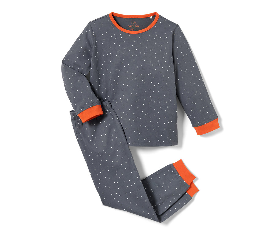 Pyjama gris à pois blancs pour enfant avec bordures orange, composé d'un haut et d'un pantalon.