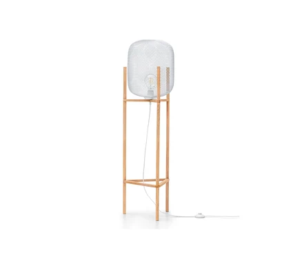 Un lampadaire trépied avec un abat-jour tressé blanc et une structure en bois.