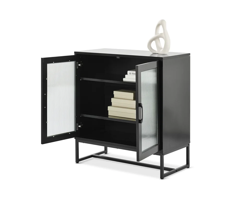 Meuble noir avec portes en verre, une porte est ouverte. Une décoration blanche est posée sur le dessus.