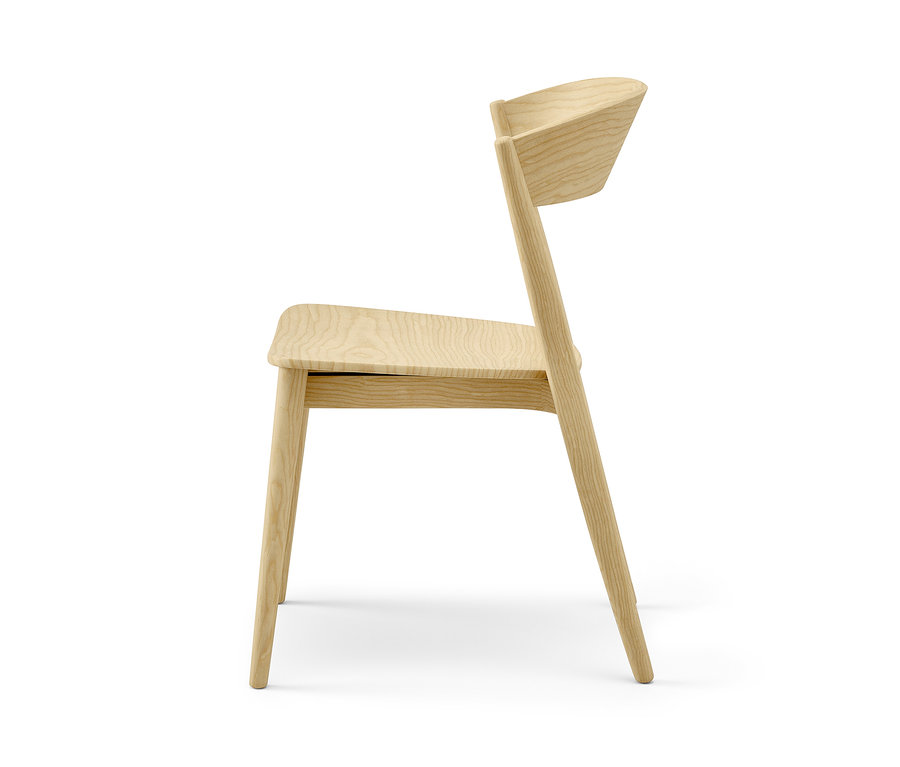 Vue latérale d'une chaise en bois.