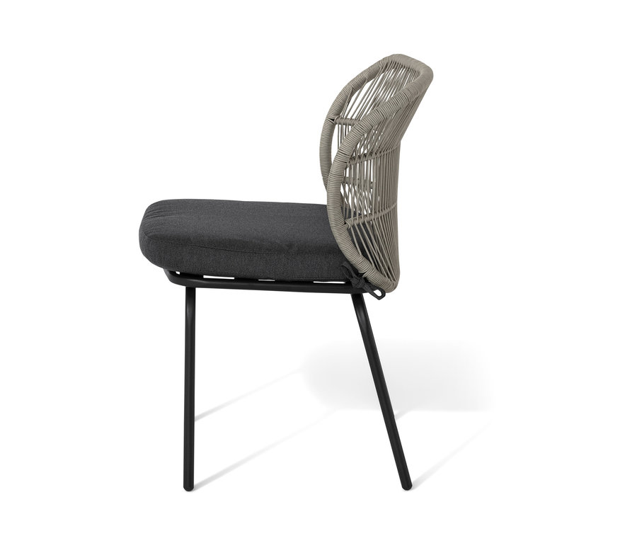 Vue latérale d'une chaise avec tressage textile qui a une assise grise et un dossier avec tressage textile gris.