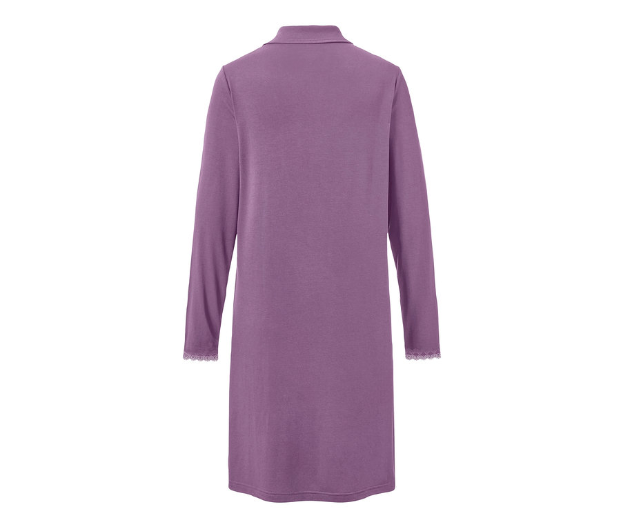 Gros plan d'une chemise de nuit violette à manches longues.