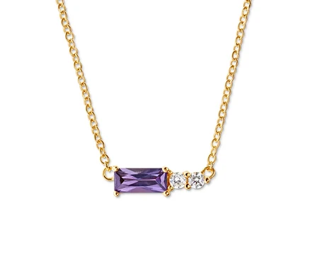 Chaîne en or avec une pierre rectangulaire violette et trois pierres blanches.