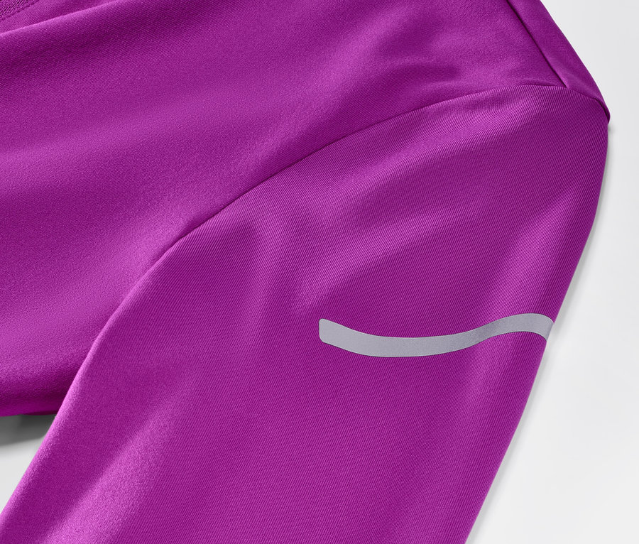Gros plan sur un t-shirt technique thermique rose baie fluo.