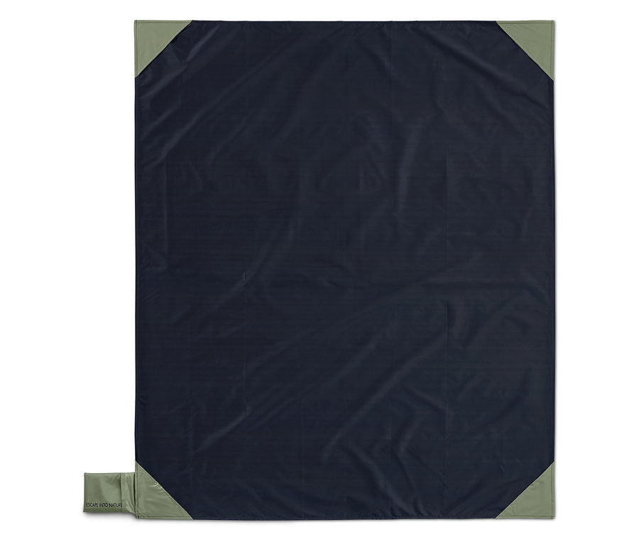 Une mini-couverture de pique-nique bleu foncé avec des coins vert clair.