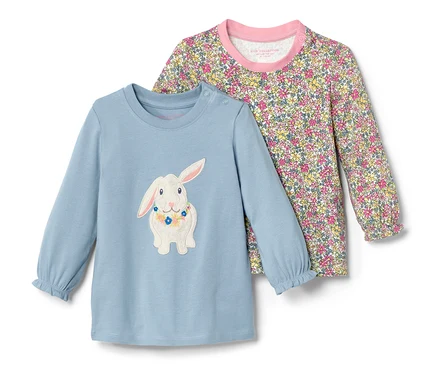 Deux t-shirts à manches longues pour tout-petit : un bleu clair avec un motif de lapin et de fleurs, et un à fleurs avec une bordure rose.