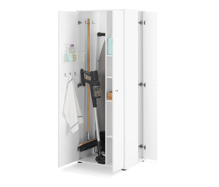 Un aspirateur, une serpillère, une planche à repasser et des produits de nettoyage sont situés à l'intérieur d'une armoire universelle ouverte avec espace de rangement latéral.