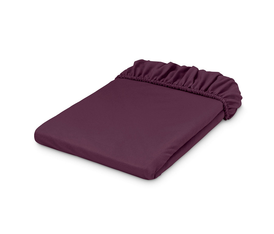 Un drap-housse en molleton aubergine plié sur un fond blanc.