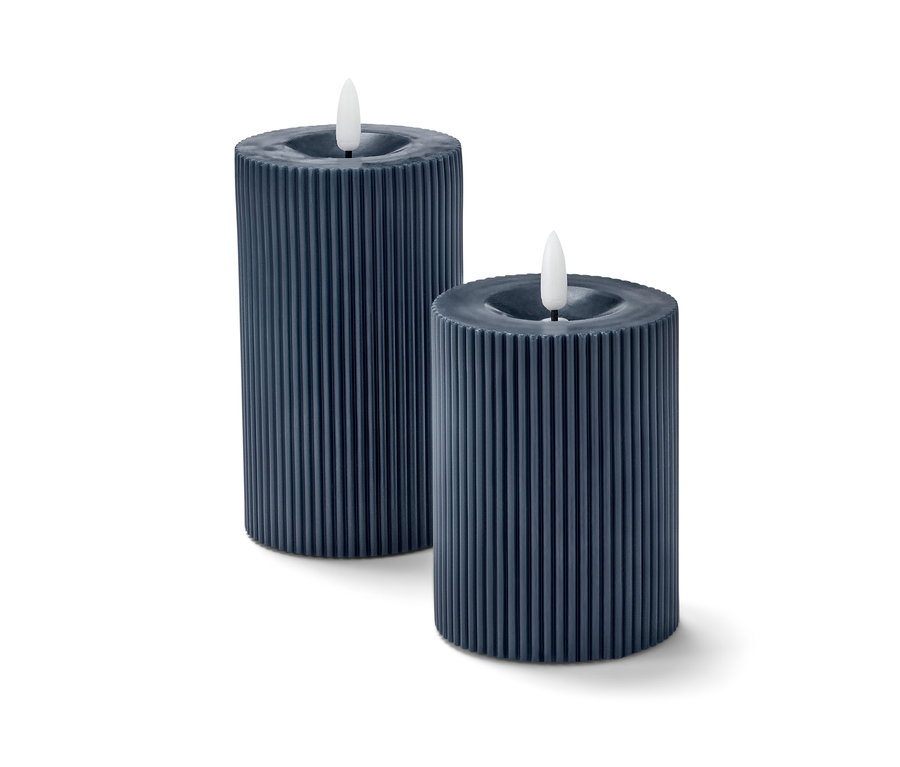 Deux bougies bleues à LED en cire véritable.