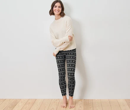 Femme debout portant un legging norvégien.