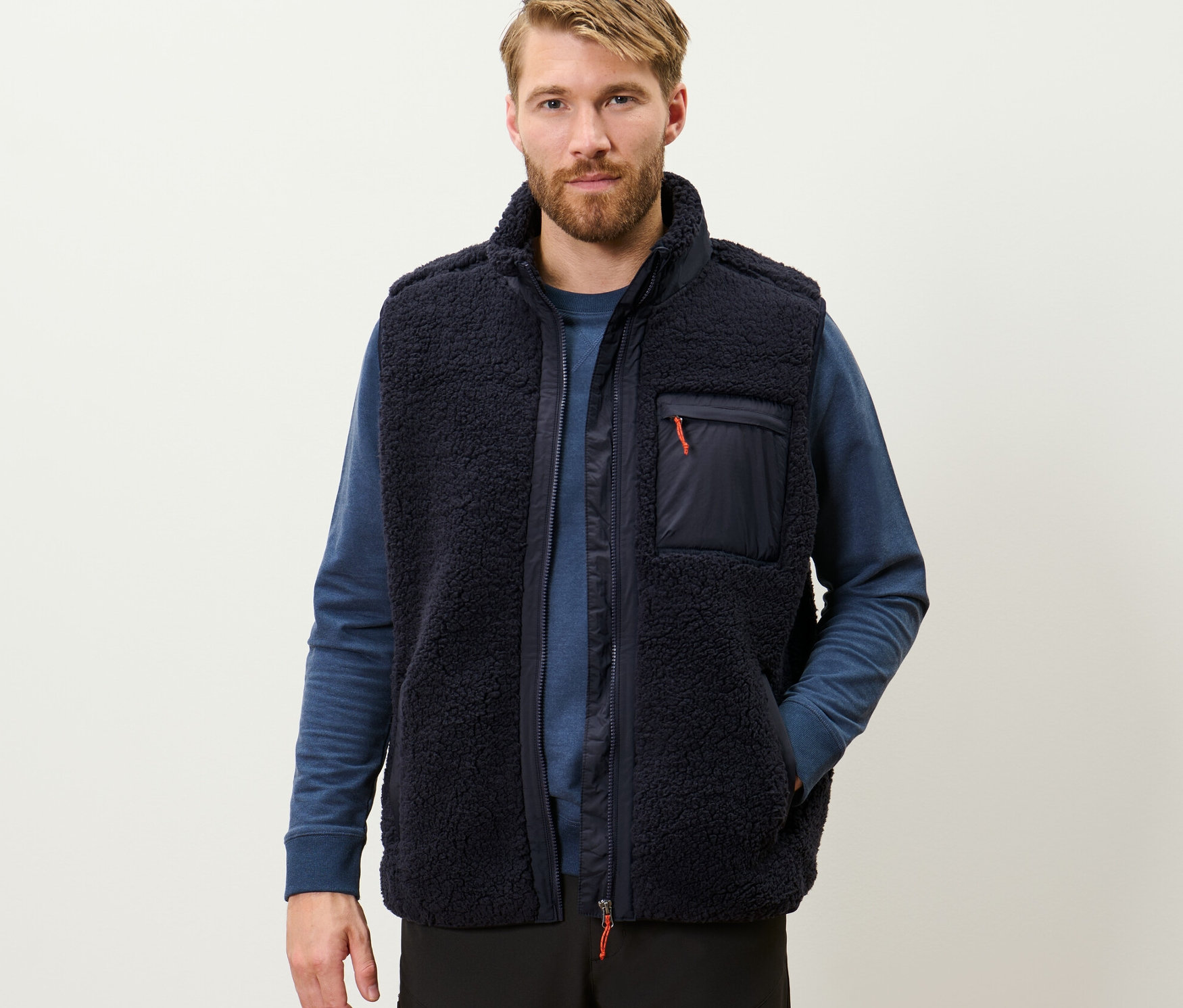 Un homme porte un gilet sans manches en peluche teddy.