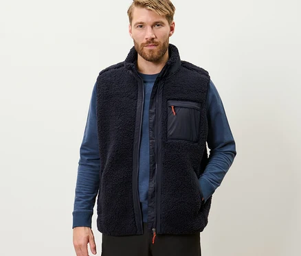 Un homme porte un gilet sans manches en peluche teddy.