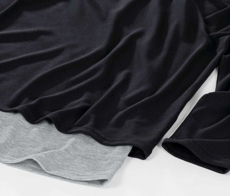 Gros plan sur un t-shirt de sport 2 en 1 noir.