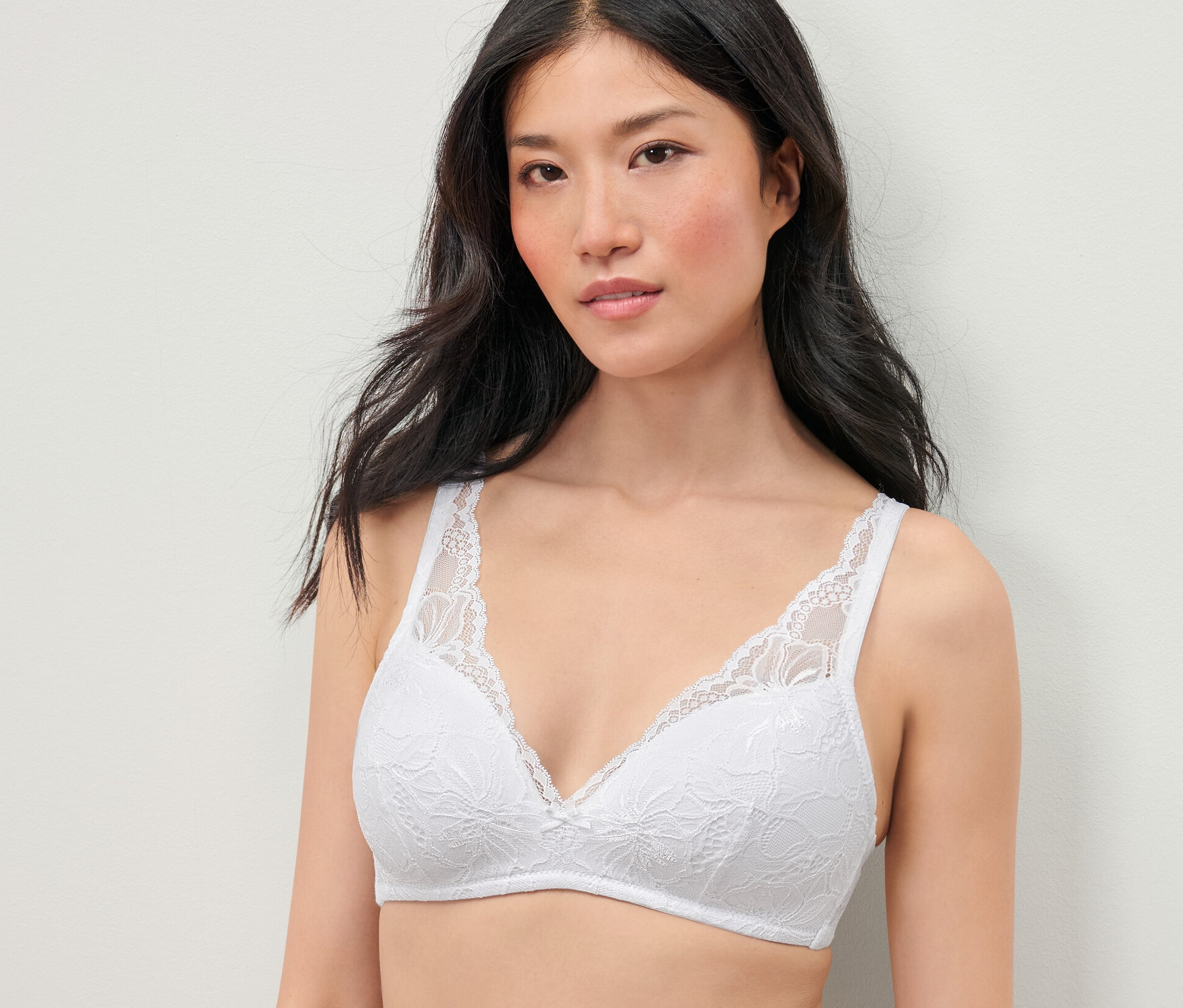 Femme portant un soutien-gorge à coques souples blanc.