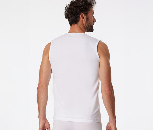 Homme de dos portant un débardeur SCHIESSER blanc et des sous-vêtements blancs.