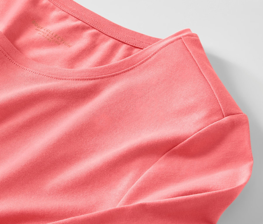 Détail d'un pyjama rose.