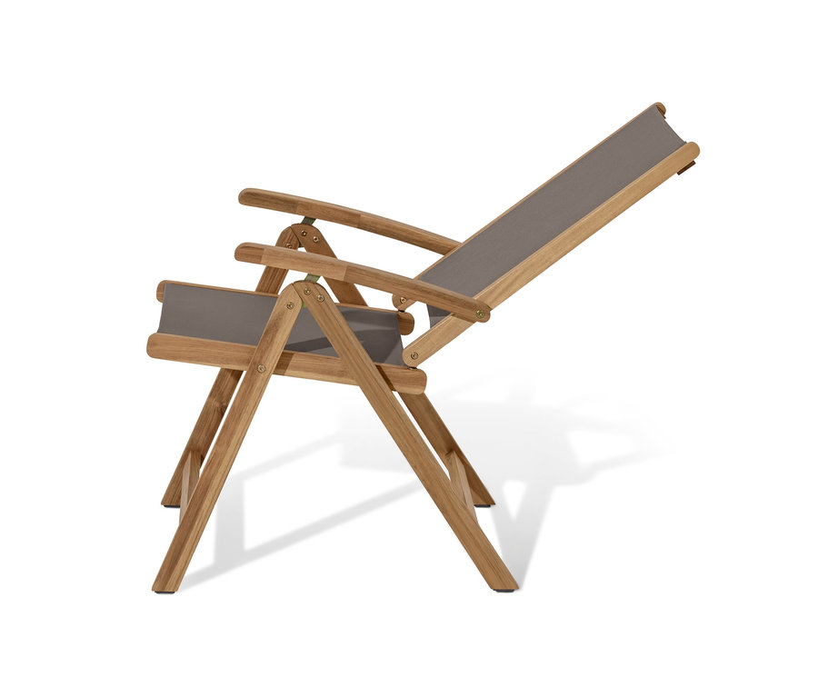 Gros plan sur une chaise à dossier haut « Lenja » réglable, en bois et textile.