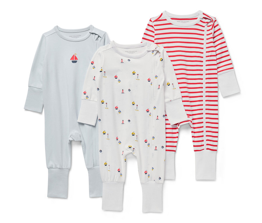 Trois pyjamas pour bébés à manches longues avec des motifs marins.