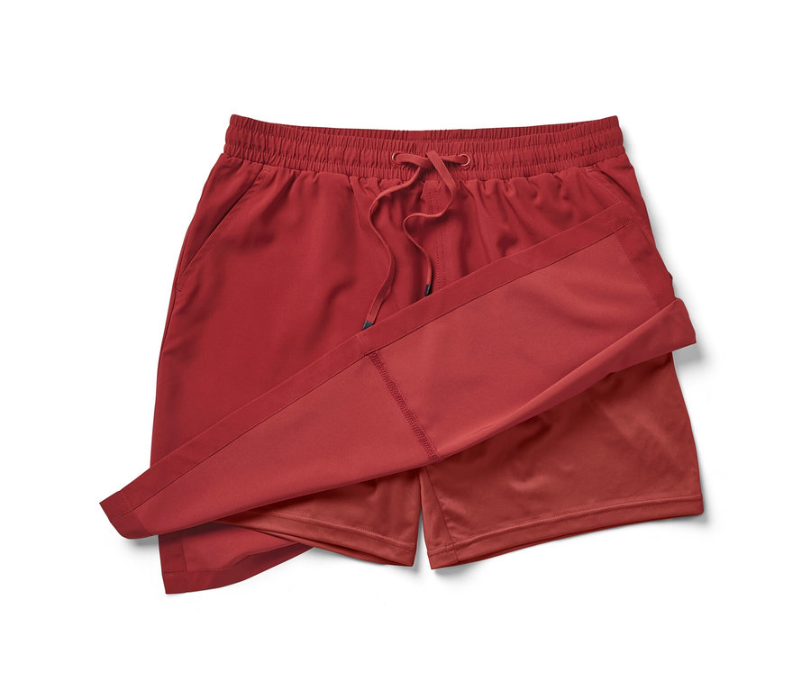 Short-jupe fonctionnel rouge sur fond blanc.