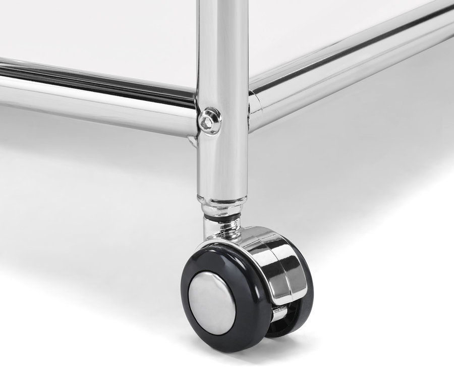 Détail d'une table basse blanche à roulettes « CN3 ».