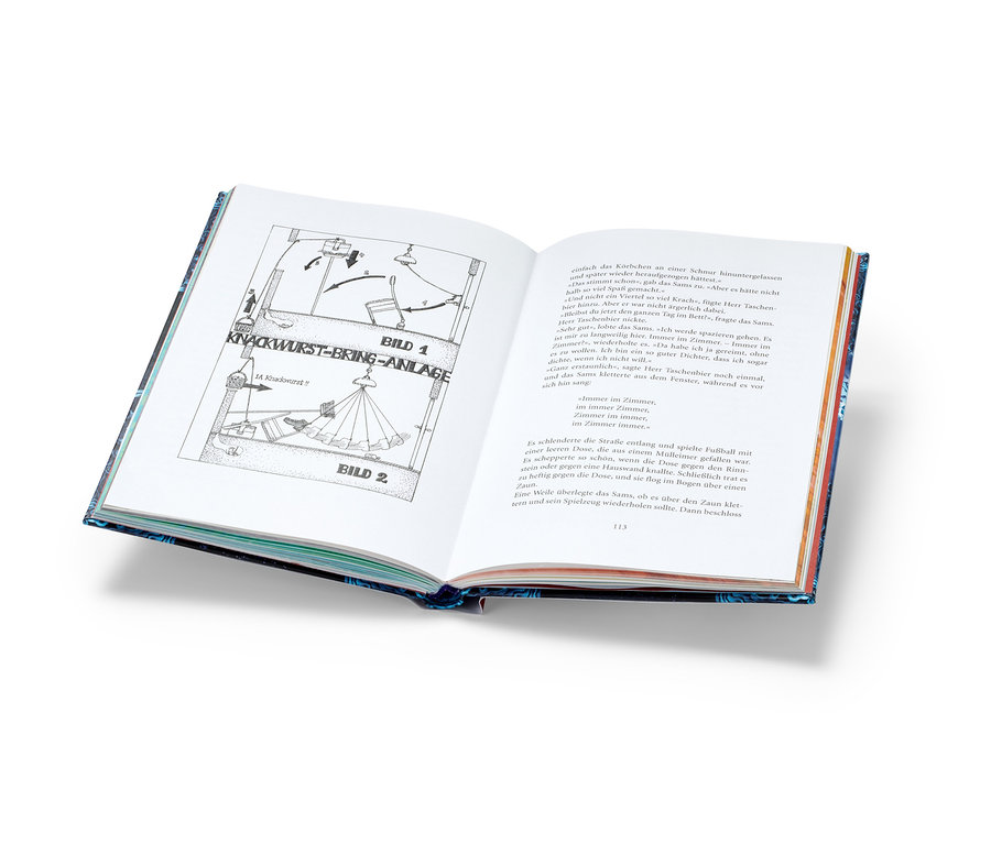 Un livre ouvert montre l'illustration d'une machine à apporter des saucisses knack.