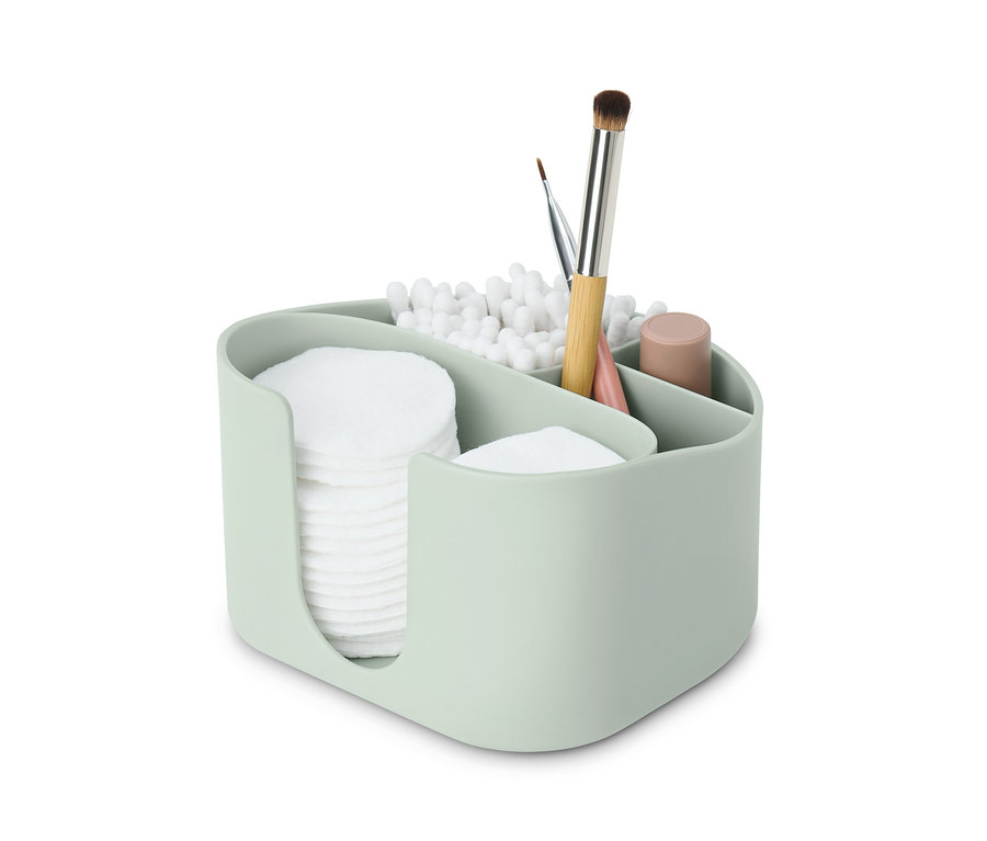 Un organiseur de cosmétiques vert clair contenant des cotons, des cotons-tiges et des pinceaux de maquillage.