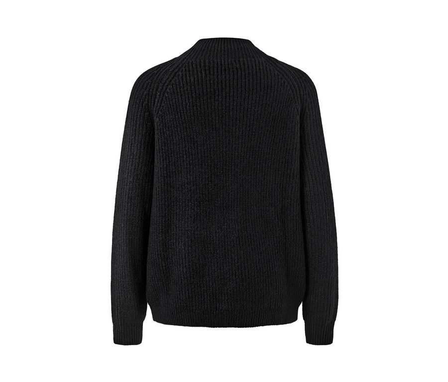 Vue détaillée de dos d'un pull noir à col droit en grosse maille.