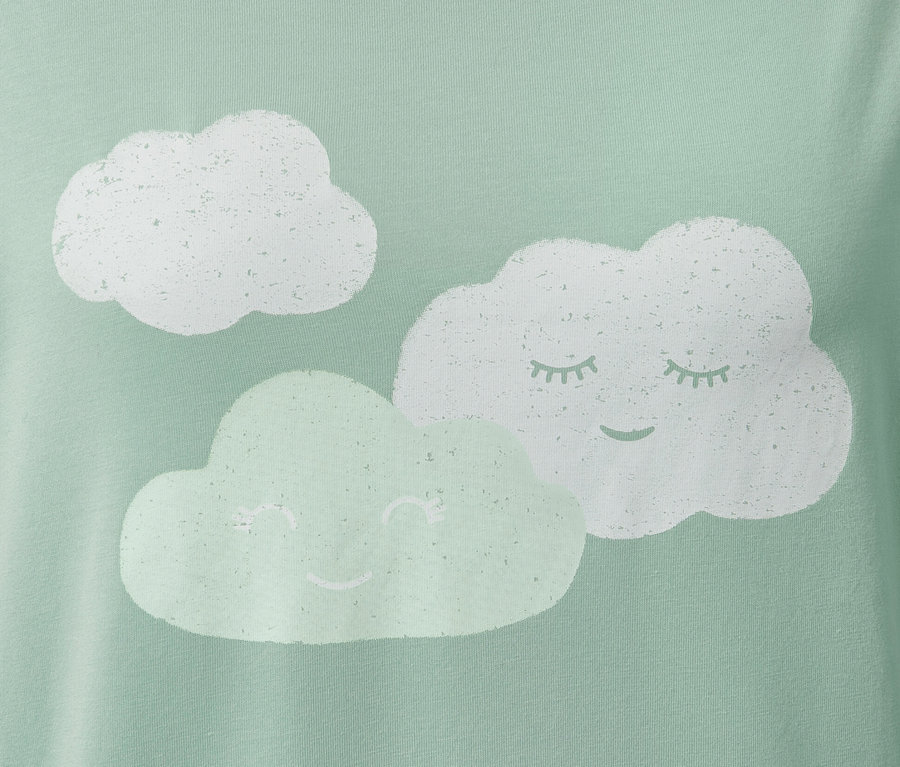 Détail d'une chemise de nuit verte avec des nuages.