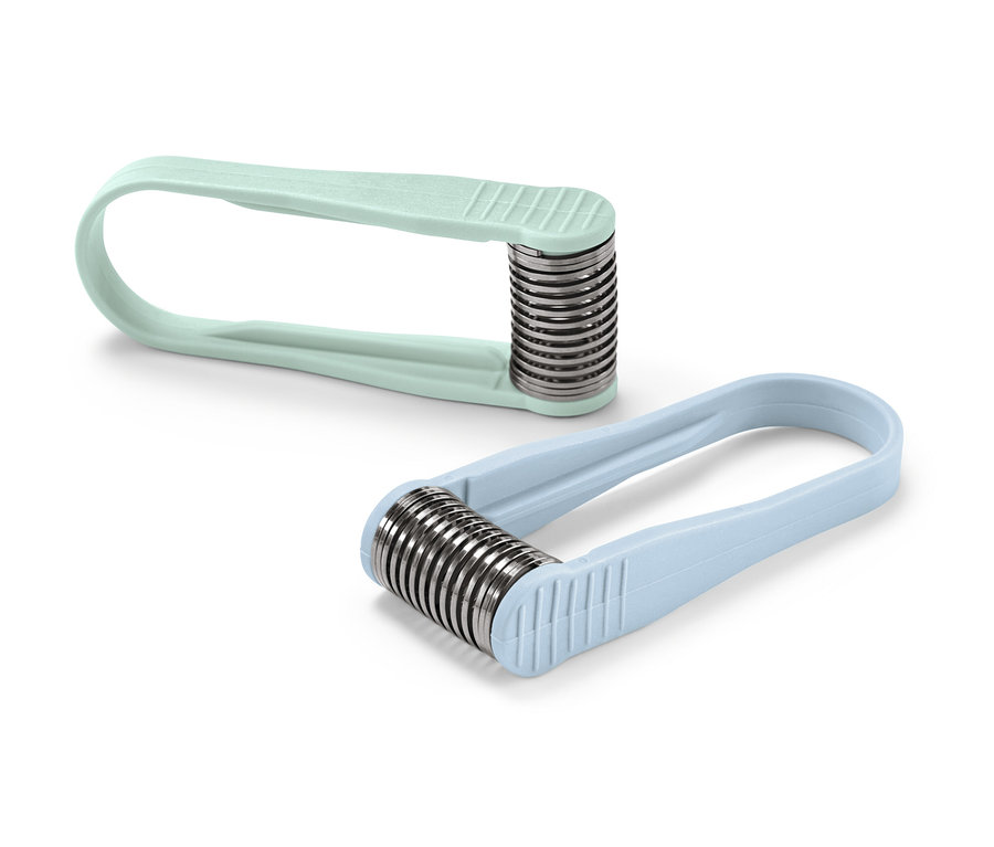 Deux mini-épilateurs manuels pour le visage.